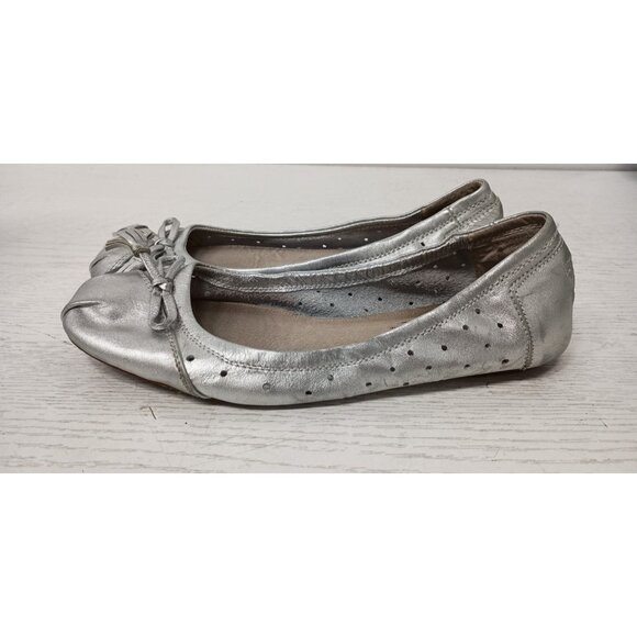 Toms Ballet Flats Womens Size 8.5 Silver Leather Eyelet Slip On Comfort Shoes - Picture 1 of 10